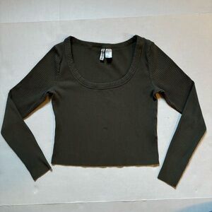 H&M- Green Long Sleeve Ribbed Cropped Top